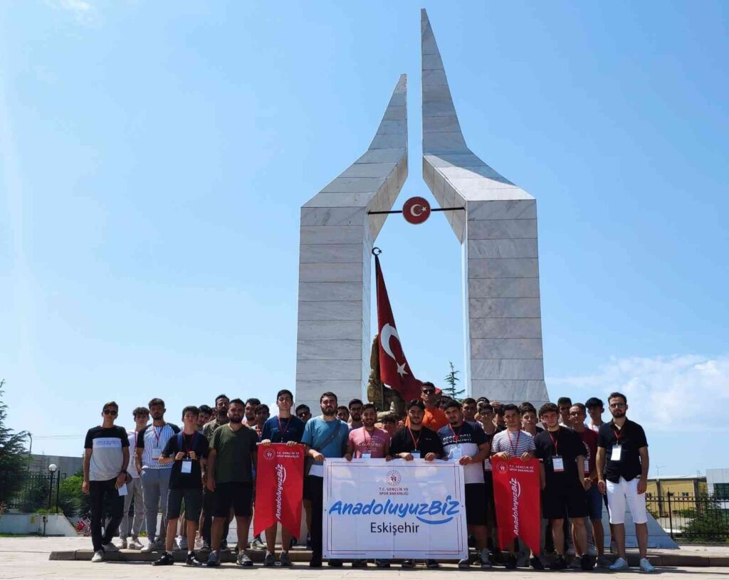 “Anadoluyuz Bi̇z” Projesi̇ İle Si̇noplu Gençler Eski̇şehi̇ri̇ Gezdi̇