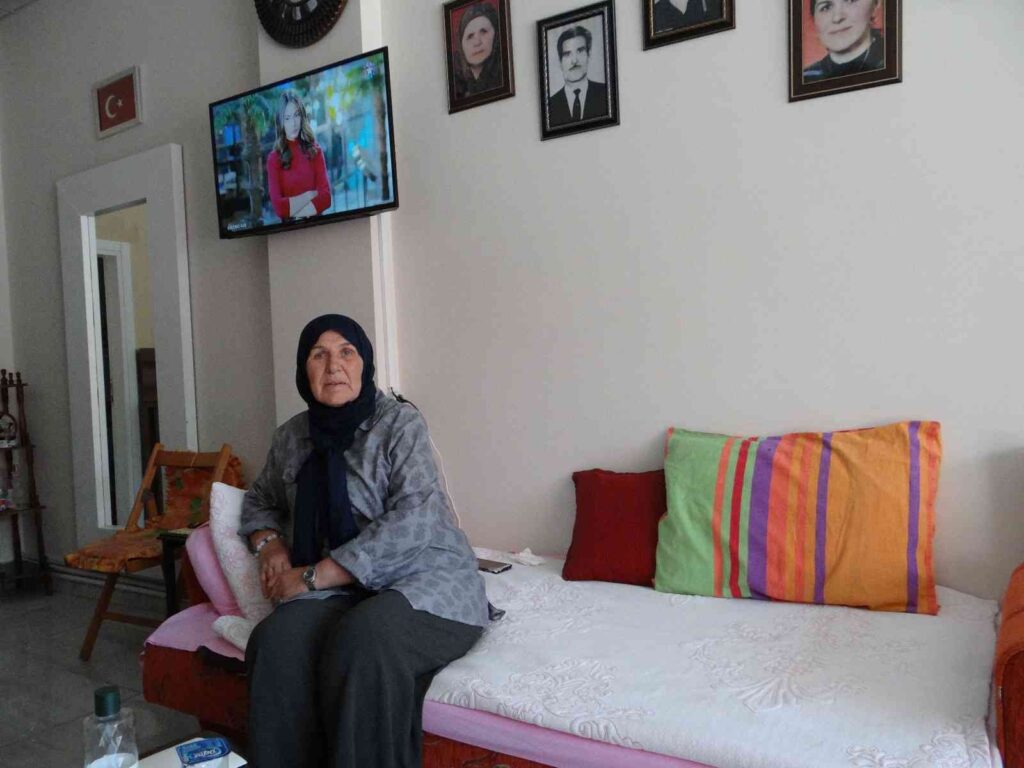 Ayağından Ameli̇yat Olan Muhtar, Hi̇zmet İçi̇n Evi̇ni̇ Muhtarlık Bi̇nasına Taşıdı