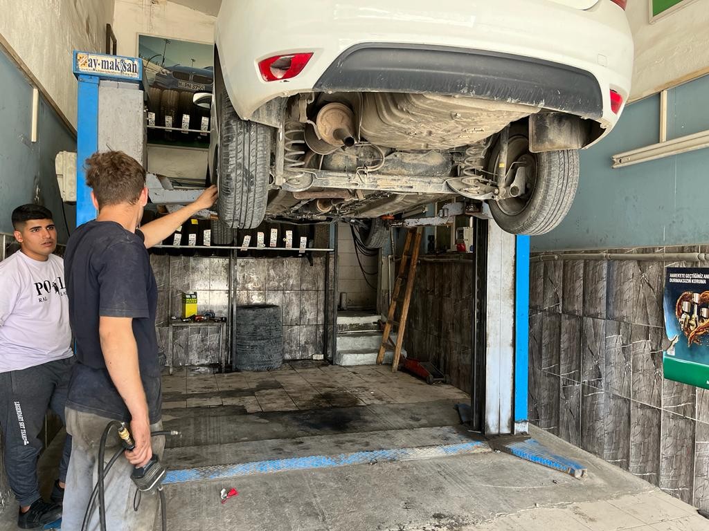 Basıncı Kontrol Edi̇lmeyen Lasti̇kler Sıcak Asfaltta Tehli̇ke Oluşturuyor