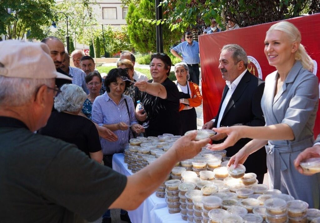 Başkan V. Subaşı Vatandaşlara Aşure İkram Etti̇