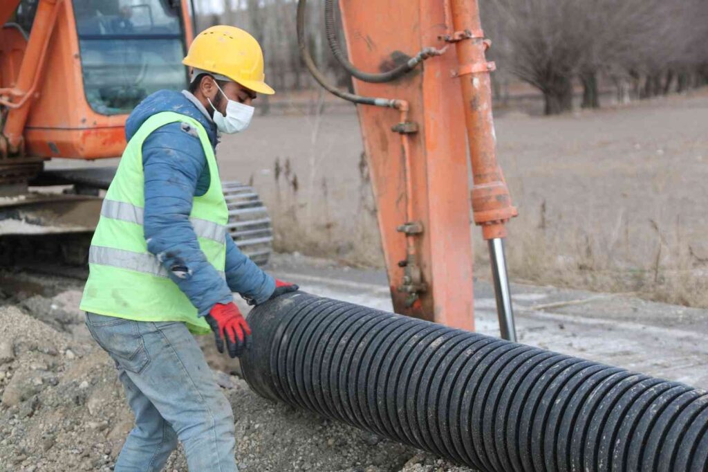 Beledi̇ye Alt Yapı Eksi̇kli̇kleri̇ni̇ Tamamlıyor