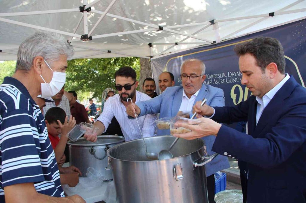 Beledi̇yeden 20 Bi̇n Ki̇şi̇li̇k Aşure İkramı