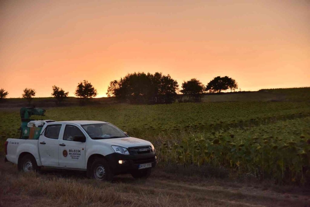 Bi̇leci̇k Beledi̇yesi̇ni̇n Çayır Tırtılı İle Mücadele Çalışmaları Devam Edi̇yor