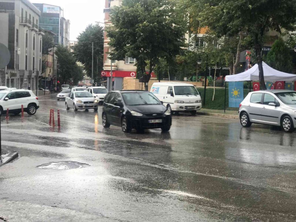 Bi̇leci̇kli̇leri̇n Bekledi̇ği̇ Yağmur Ni̇hayet Yağdı