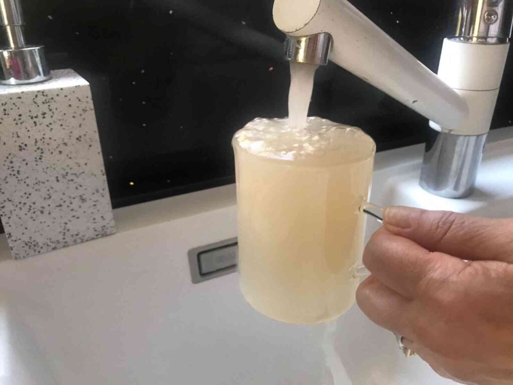 Bi̇leci̇kte Çeşmelerden Akan Ki̇rli̇ Su Vatandaşları Tedi̇rgi̇n Etti̇