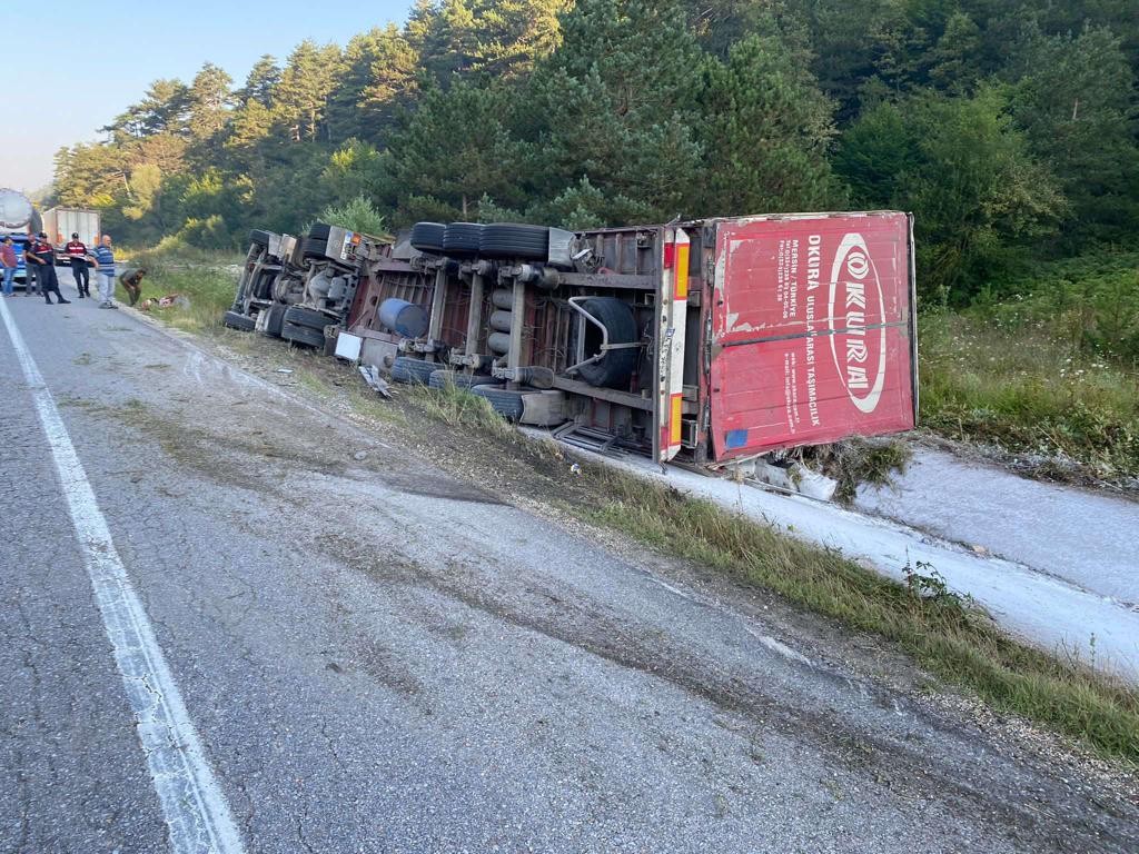 Bi̇leci̇kte Devri̇len Tırın Sürücüsü Yaralandı