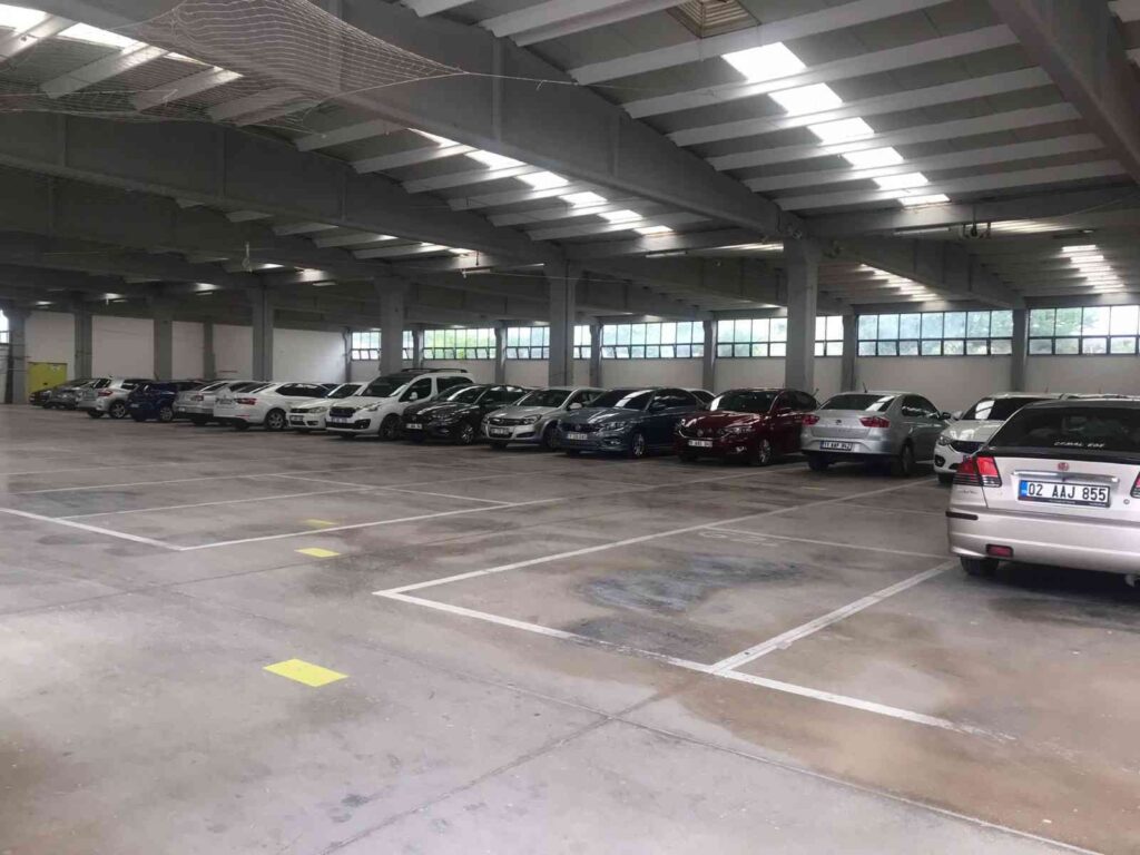 Bi̇leci̇kte Dolu Uyarısı Sonrası Otopark Ve Kapalı Pazar Alanında Araç Yoğunluğu Yaşandı
