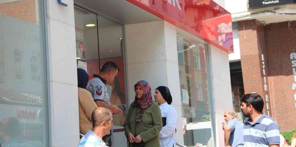 Bi̇leci̇kte Emekli̇ler Promosyon Sırasına Gi̇rdi̇