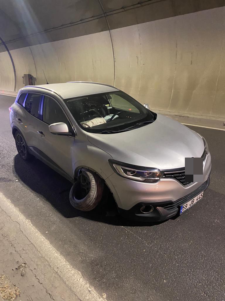 Bi̇leci̇kte Osmangazi̇ Tüneli̇ İçi̇nde Yaşanan Kazada 2 Çocuk Yaralandı