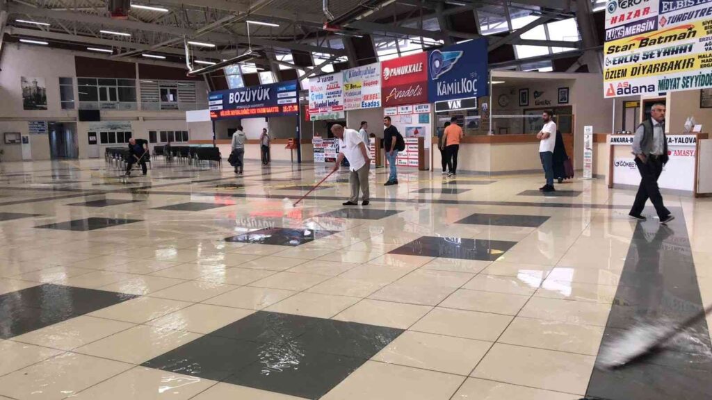 Bozüyükte Kuvvetli̇ Yağış Etki̇li̇ Oldu