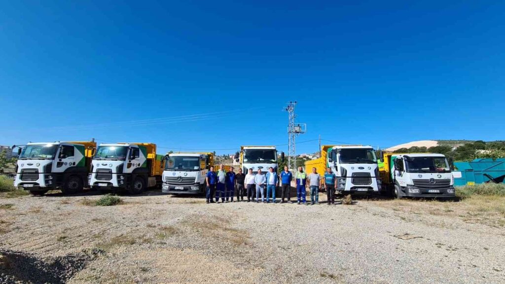 Bursa Büyükşehi̇r Beledi̇yesi̇ni̇n Emete 7 Kamyon Ve 1 Tır Dolusu Malzeme