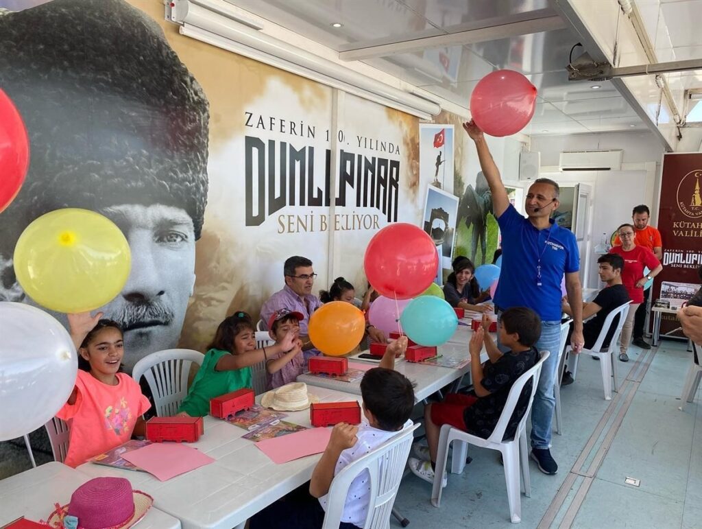 Büyük Zaferi̇n 100. Yıl Coşkusu, Bi̇nlerce Çocukla Taçlandırıldı