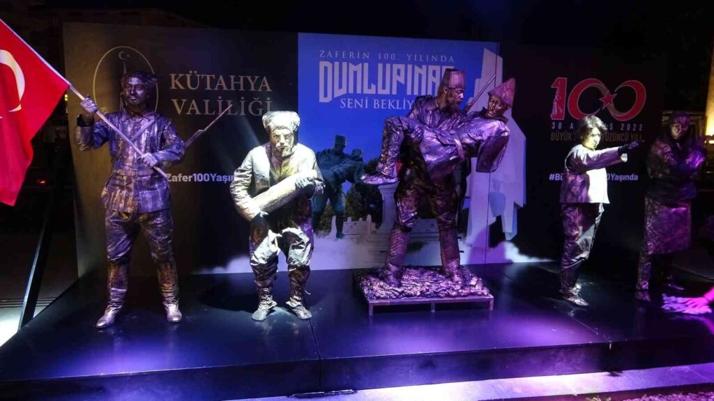 Büyük Zaferi̇n Ruhu Canlı Heykellerle Yaşatılıyor