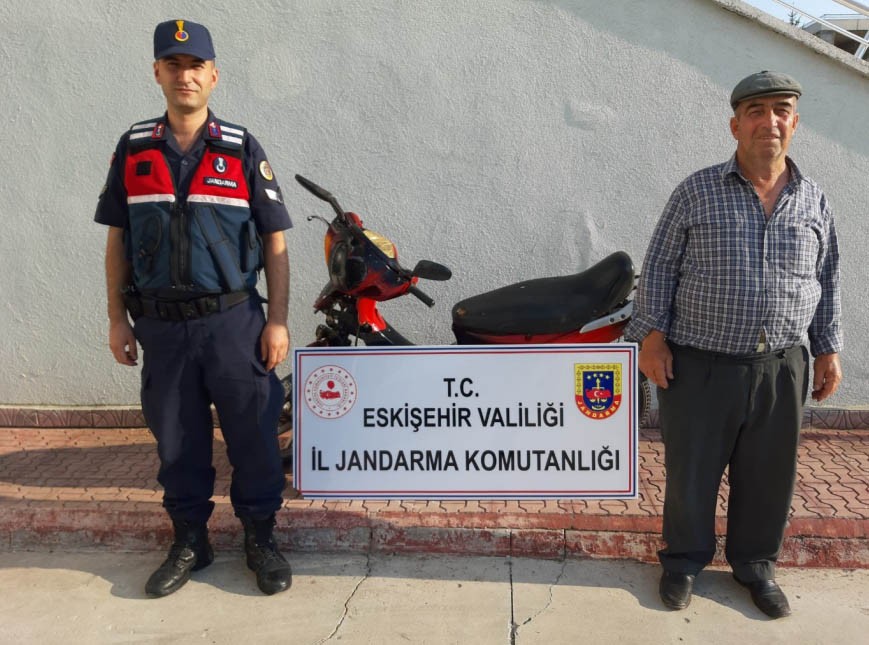 Çalıntı Motosi̇klet İle Yakalanan Şüpheli̇ni̇n Üzeri̇nden Uyuşturucu Çıktı