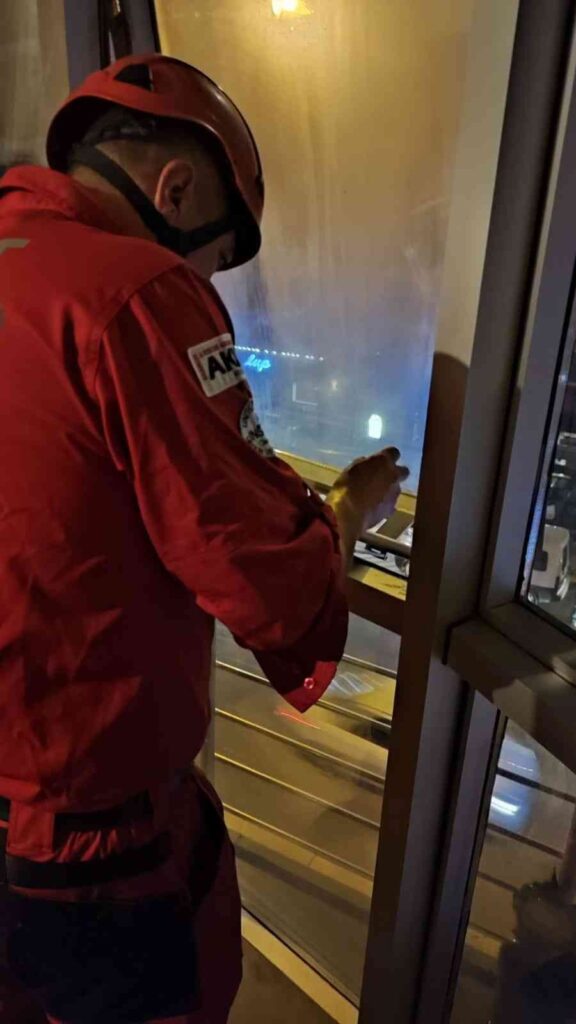 Cam Kenarında Kalan Kedi̇yi̇ Akut Eski̇şehi̇r Gönüllüleri̇ Kurtardı