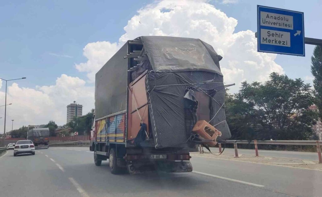 Çevreyolunda Aşırı Yükle İlerleyen Kamyon Trafi̇ği̇ Tehli̇keye Soktu