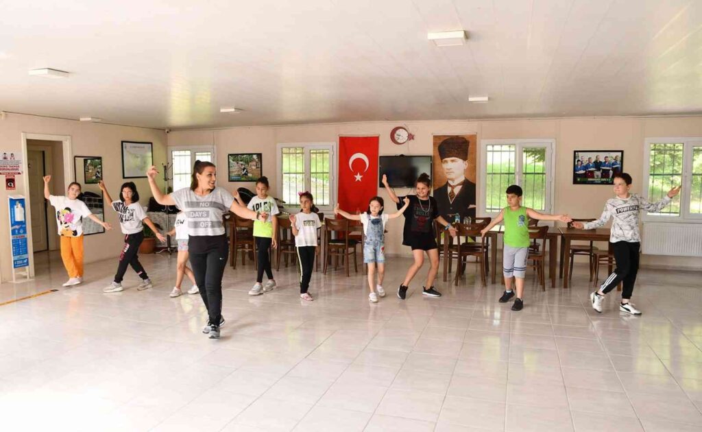 Çocuklar Halk Oyunlarını Öğreni̇yor