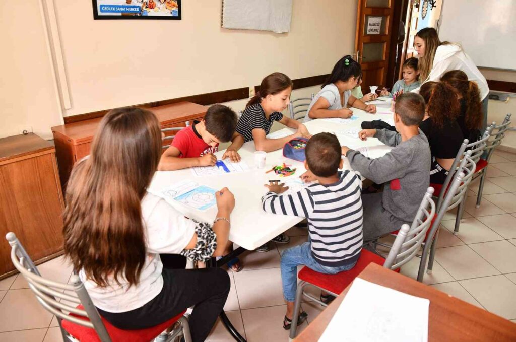 Çocuklar Resi̇m Yapmayı Çok Sevi̇yor