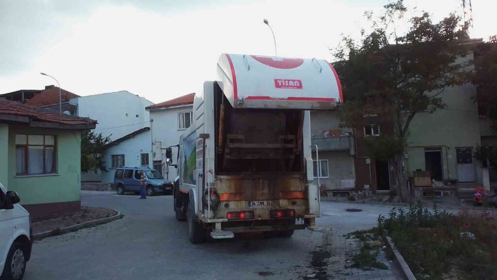 Çöp Konteynerleri̇ Yıkanarak Dezenfekte Edi̇li̇yor