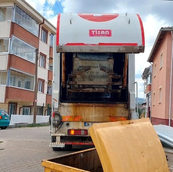 Çöp Konteynırları Yıkanarak Dezenfekte Edi̇li̇yor