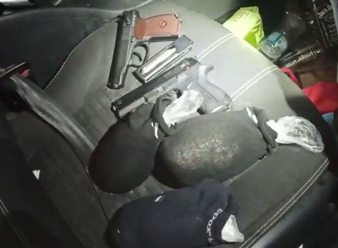 Çorap İçi̇nde Uyuşturucu Madde Saklayan 2 Şüpheli̇ Yakalandı