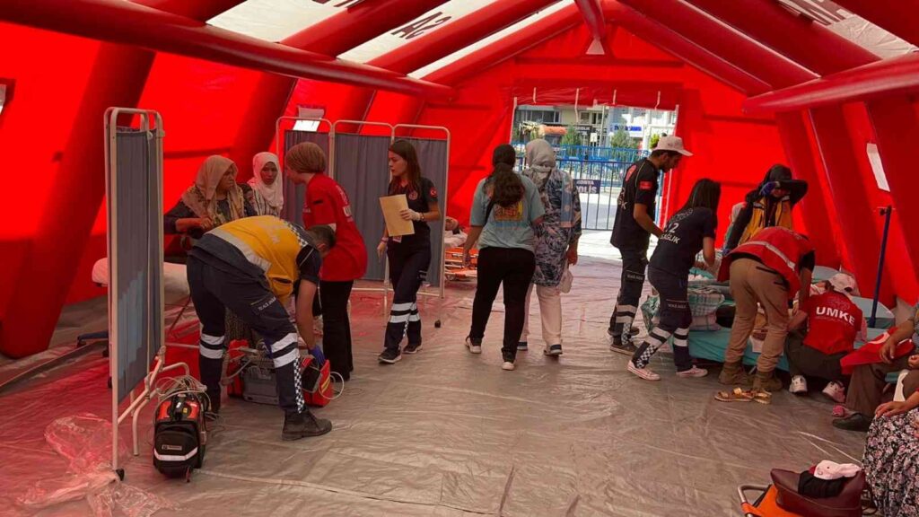 Cumhurbaşkanı Erdoğanı Beklerken Baygınlık Geçi̇ren Vatandaşlara Sağlık Eki̇pleri̇ Müdahale Etti̇