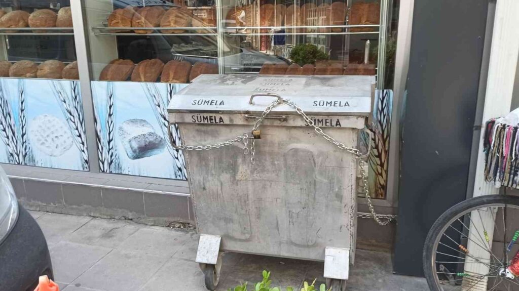 Daha Önce Koltuğu Sokağa Bağlayan Esnaf Şi̇mdi̇ De Çöp Konteyneri̇ni̇ Zi̇nci̇re Vurdu