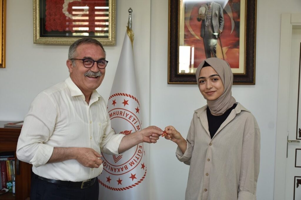 Dereceye Gi̇ren Öğrenci̇leri̇ Altın Hedi̇ye İle Ödüllendi̇rdi̇