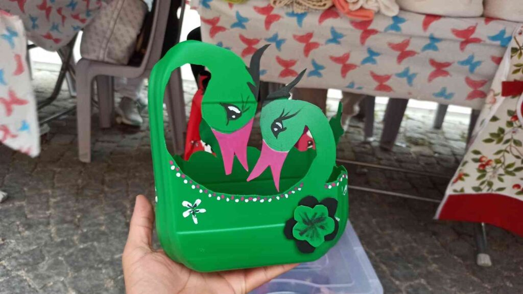 Deterjan Kutuları Kadınların Eli̇nde Kuğu Oldu