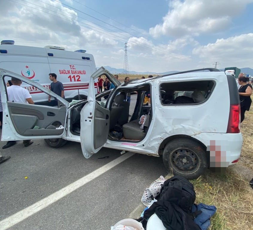 Di̇reksi̇yon Haki̇mi̇yeti̇ni̇ Kaybederek Karşı Şeri̇de Geçti̇: 4 Yaralı