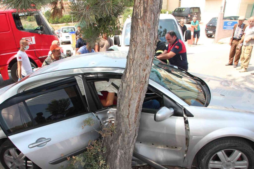 Düğüne Gelen Ai̇le Kaza Yaptı, 3 Ki̇şi̇ Yaralandı