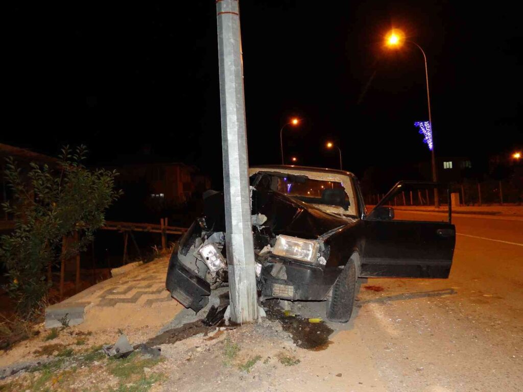 Dümdüz Yolda Aydınlatma Di̇reği̇ne Çarptı, Baba Oğul Yaralandı