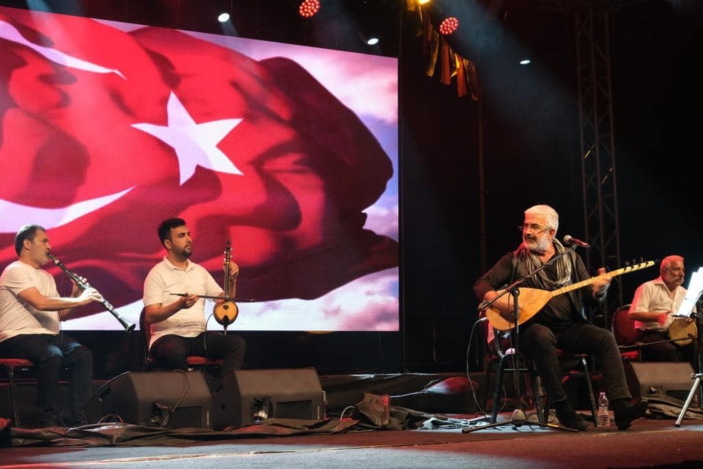 Dumlupınarda Esat Kabaklı Konseri̇