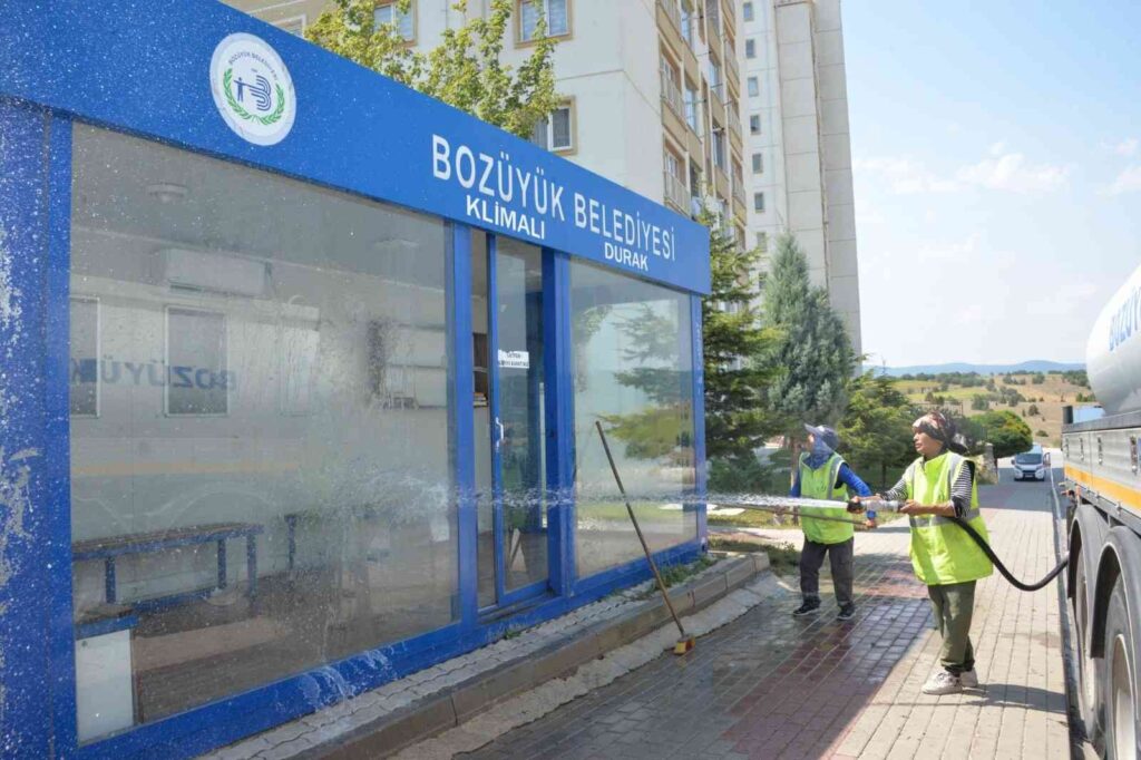 Duraklar Yıkanarak Temi̇zleni̇yor