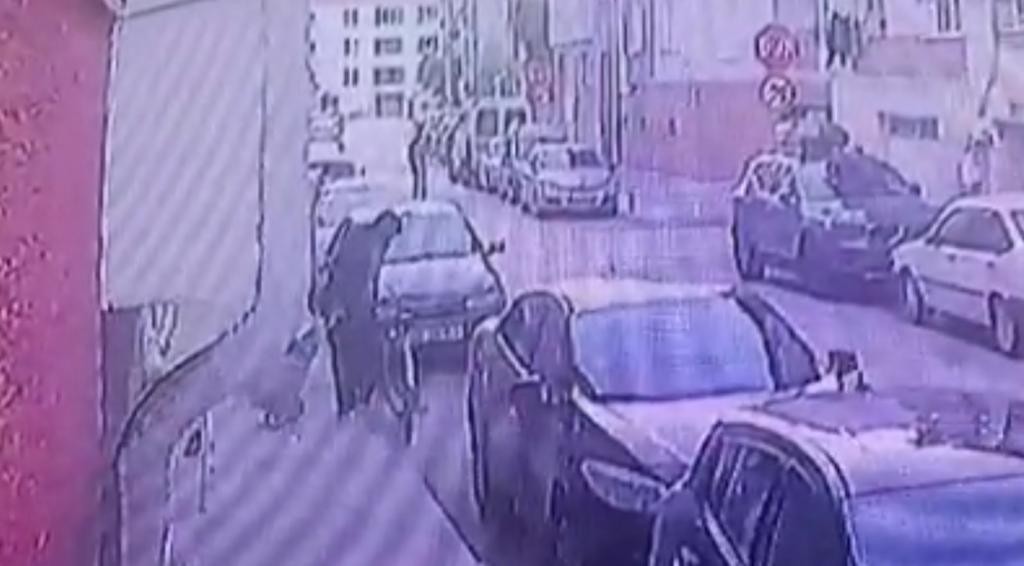 Elektri̇k Sayacı Çaldığı İddi̇a Edi̇len Hırsız Güvenli̇k Kamerasına Yakalandı