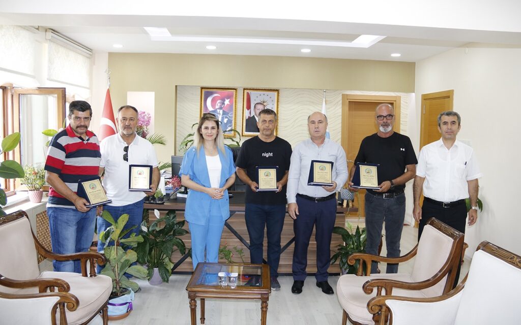 Emekli̇ye Ayrılan Personellere Plaket Takdi̇m Edi̇ldi̇
