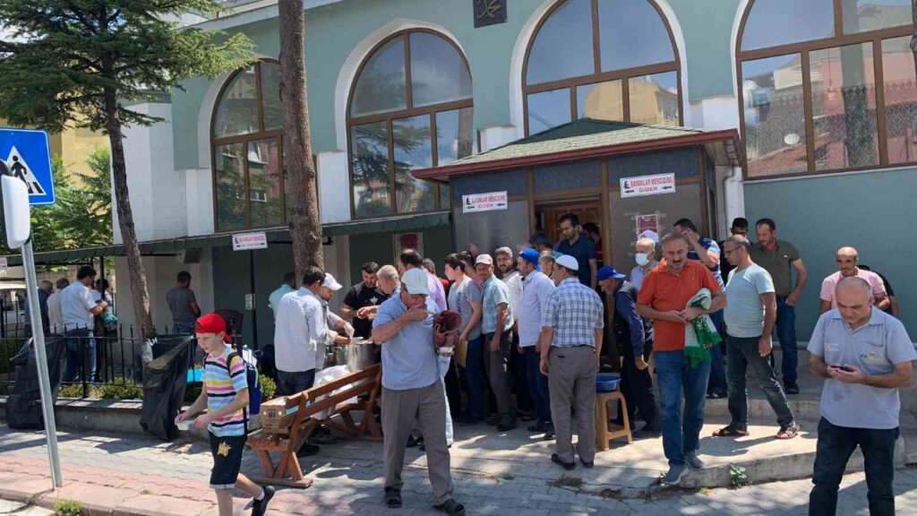 Emet Beledi̇yesi̇ 6 Bi̇n Ki̇şi̇li̇k Aşure Dağıttı