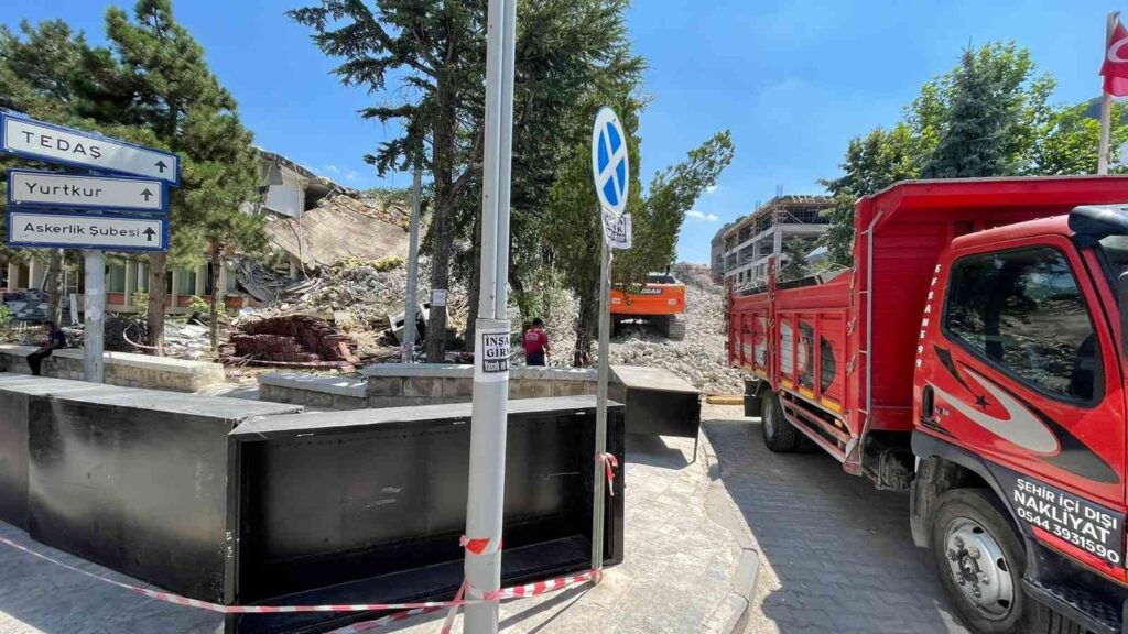 Emi̇rdağ Beledi̇yesi̇ni̇n Önlem Almadan Yaptığı Yıkım Tepki̇lere Neden Oldu