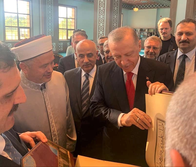Erdoğan, Açılışını Yaptığı Kütahya Mehmetçi̇k Cami̇i̇ne Kuran-I Keri̇m Hedi̇ye Etti̇