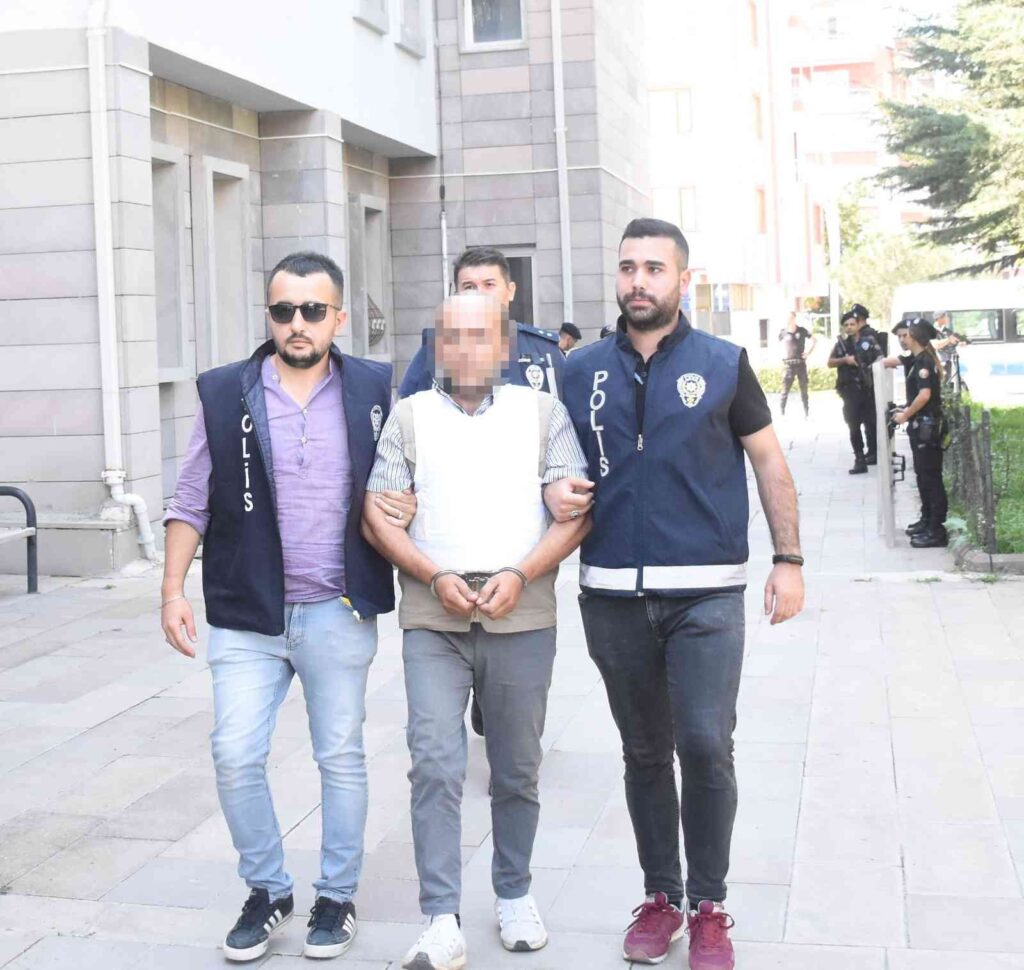 Eşi̇ni̇ Ve İli̇şki̇si̇ Olduğu İddi̇a Edi̇len Ki̇şi̇yi̇ Öldürüp ‘Namus İçi̇n Dedi̇