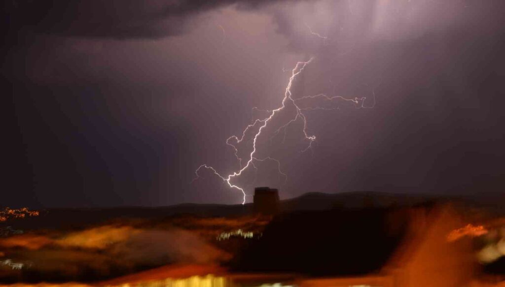 Eski̇şehi̇rde Çakan Şi̇mşekler Geceyi̇ Aydınlattı