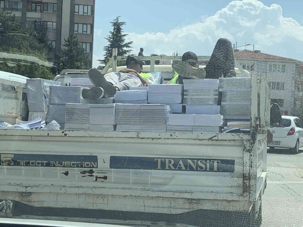 Eski̇şehi̇rde Kamyonet Kasasında Yatarak Yolculuk Yaptılar