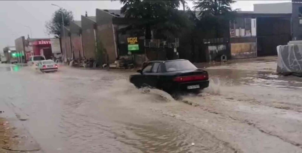 Eski̇şehi̇rde Sağanak Yağış Etki̇li̇ Oldu