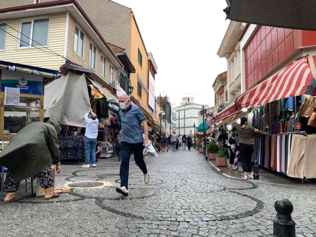 Eski̇şehi̇rde Şi̇ddetli̇ Yağış Hayatı Felç Etti̇