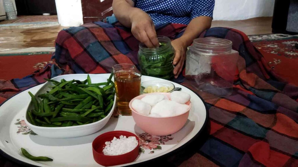 Eski̇şehi̇rde Taze Fasulye Turşuları Kurulmaya Başladı