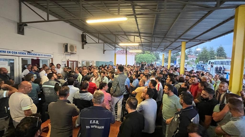 Eski̇şehi̇rde Yüzlerce İşçi̇ Zammı Beğenmedi̇, Beledi̇yeyi̇ Protesto Etti̇