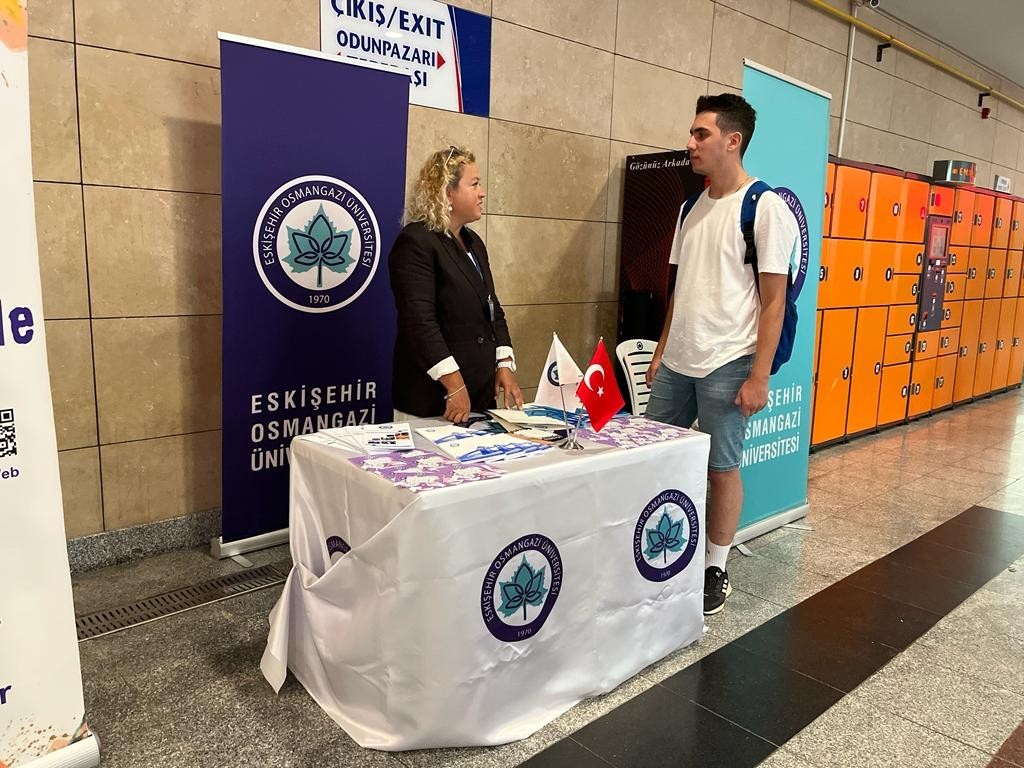 Eski̇şehi̇re Gelen Öğrenci̇leri̇ Üni̇versi̇te Temsi̇lci̇leri̇ Karşıladı