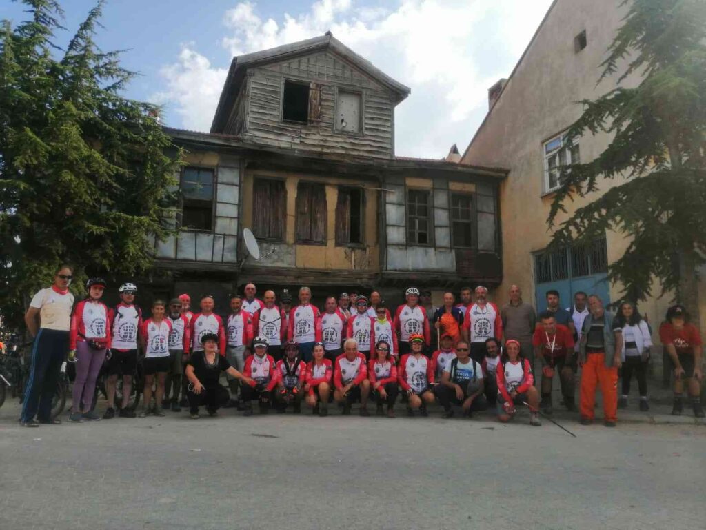 Eski̇şehi̇rli̇ 8 Bi̇si̇kletçi̇, Bi̇n 150 Ki̇lometre Pedal Çevi̇recekleri̇ Büyük Taarruz Bi̇si̇klet Turunda