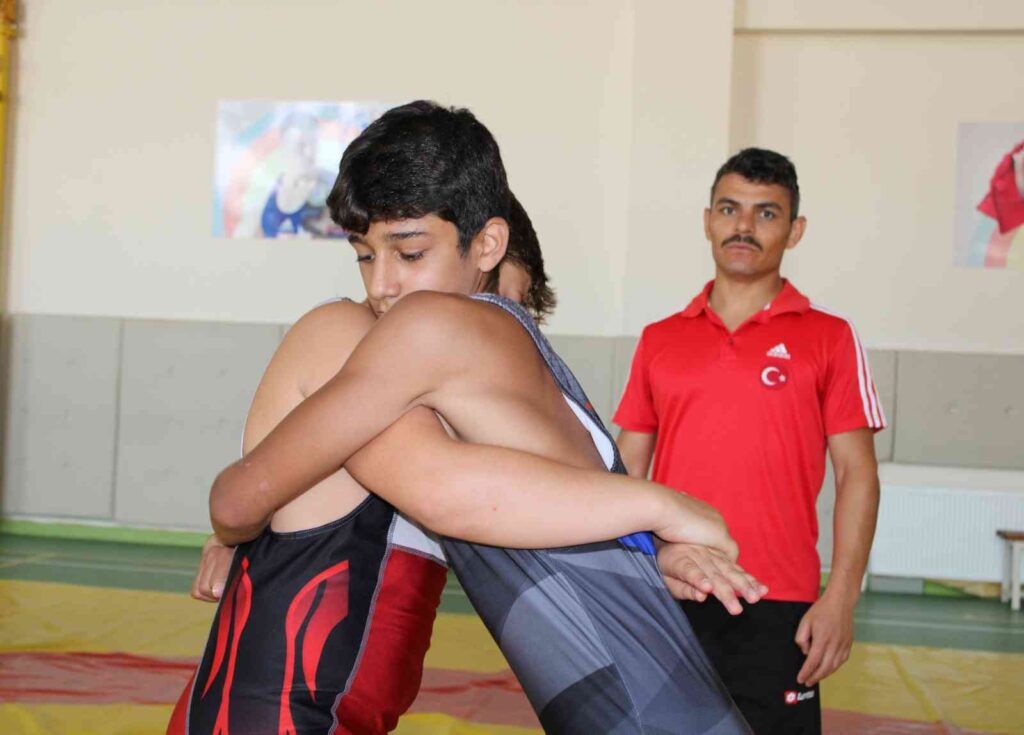 Eski̇şehi̇rli̇ Mi̇ni̇k Güreşçi̇ler, Başarıya Ulaşmak İçi̇n Mi̇nderde Ter Döküyor