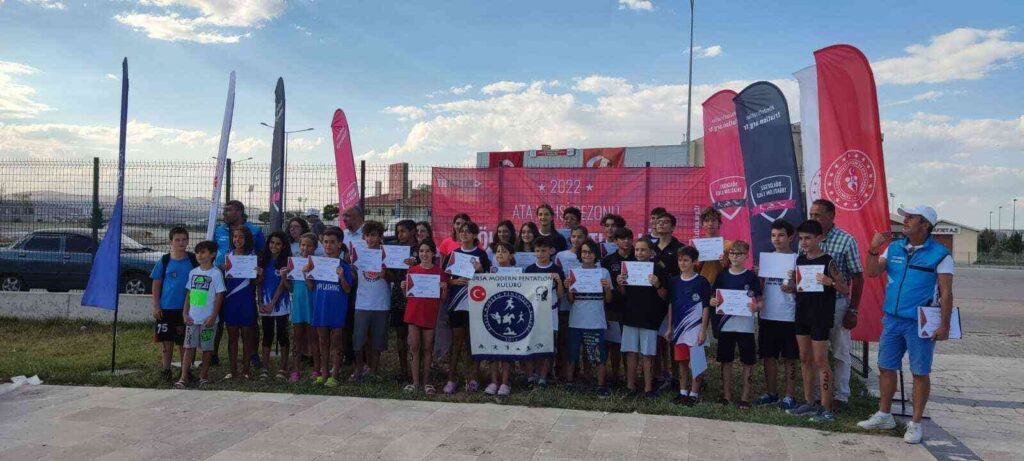 Eski̇şehi̇rli̇ Tri̇atloncular Başarıya Koştu